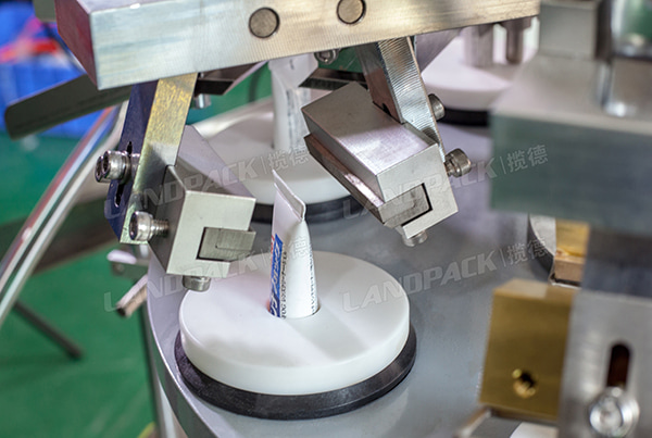 tube filling and sealing machine