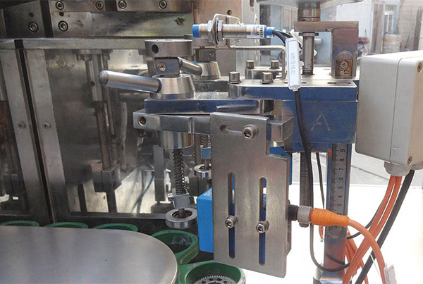 tube filling sealing machine