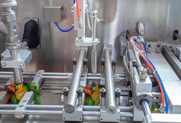juice filling and sealing machine