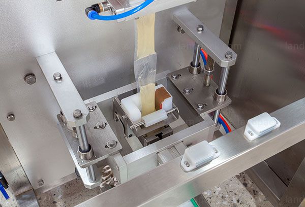 automatic liquid packaging machine