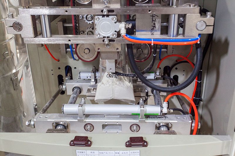 Flour Packing Machine Vertical Powder Packaging Machine with Industrial Vacuum Cleaner Flour Packing Machine Vertical Powder Packaging Machine with Industrial Vacuum Cleaner